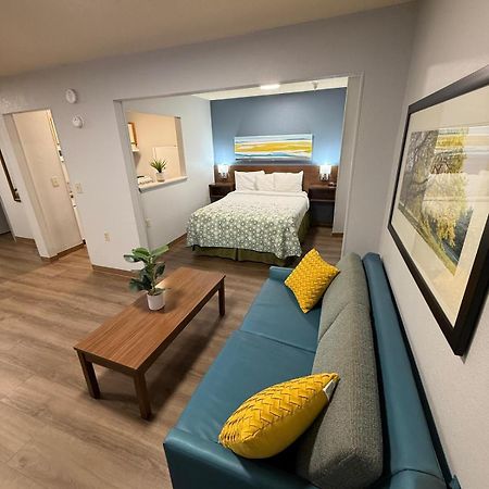 Hometowne Studios And Suites By Red Roof Greensboro Eksteriør bilde
