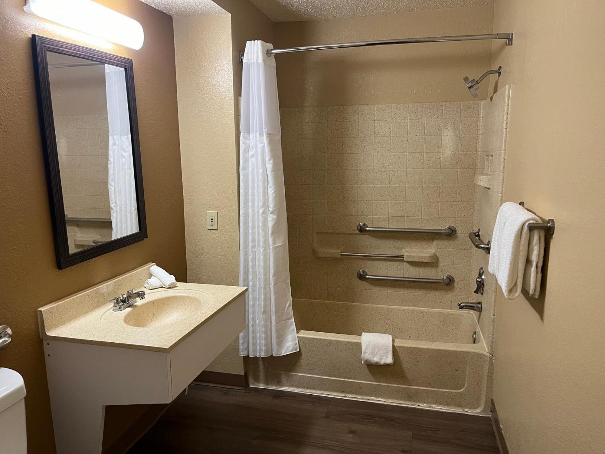 Hometowne Studios And Suites By Red Roof Greensboro Eksteriør bilde