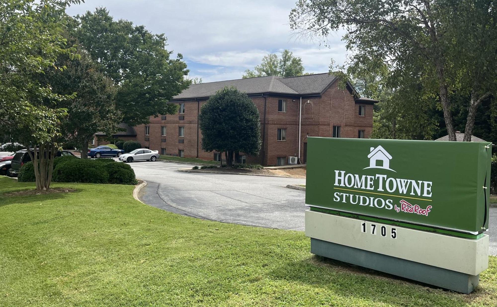 Hometowne Studios And Suites By Red Roof Greensboro Eksteriør bilde