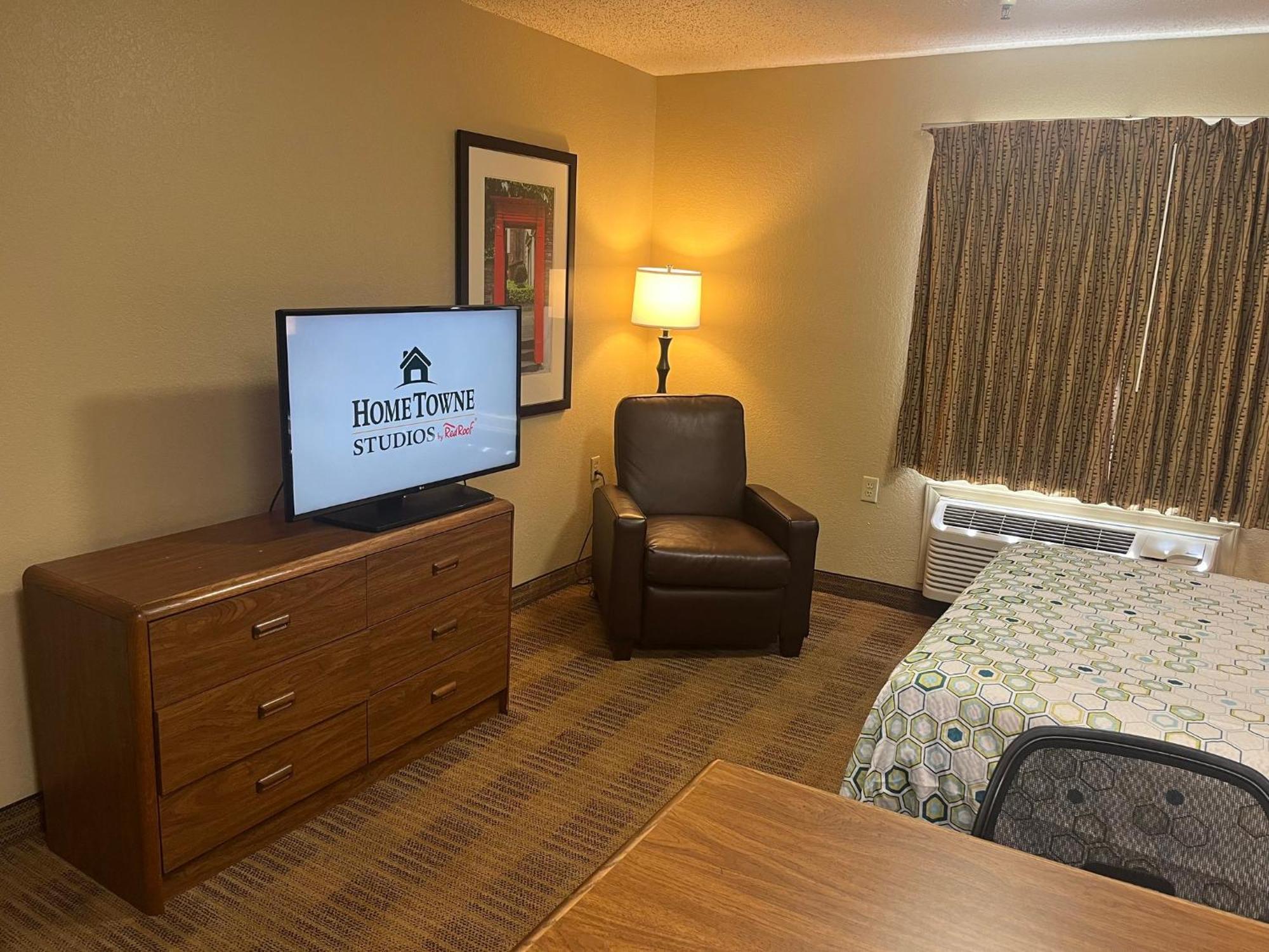 Hometowne Studios And Suites By Red Roof Greensboro Eksteriør bilde