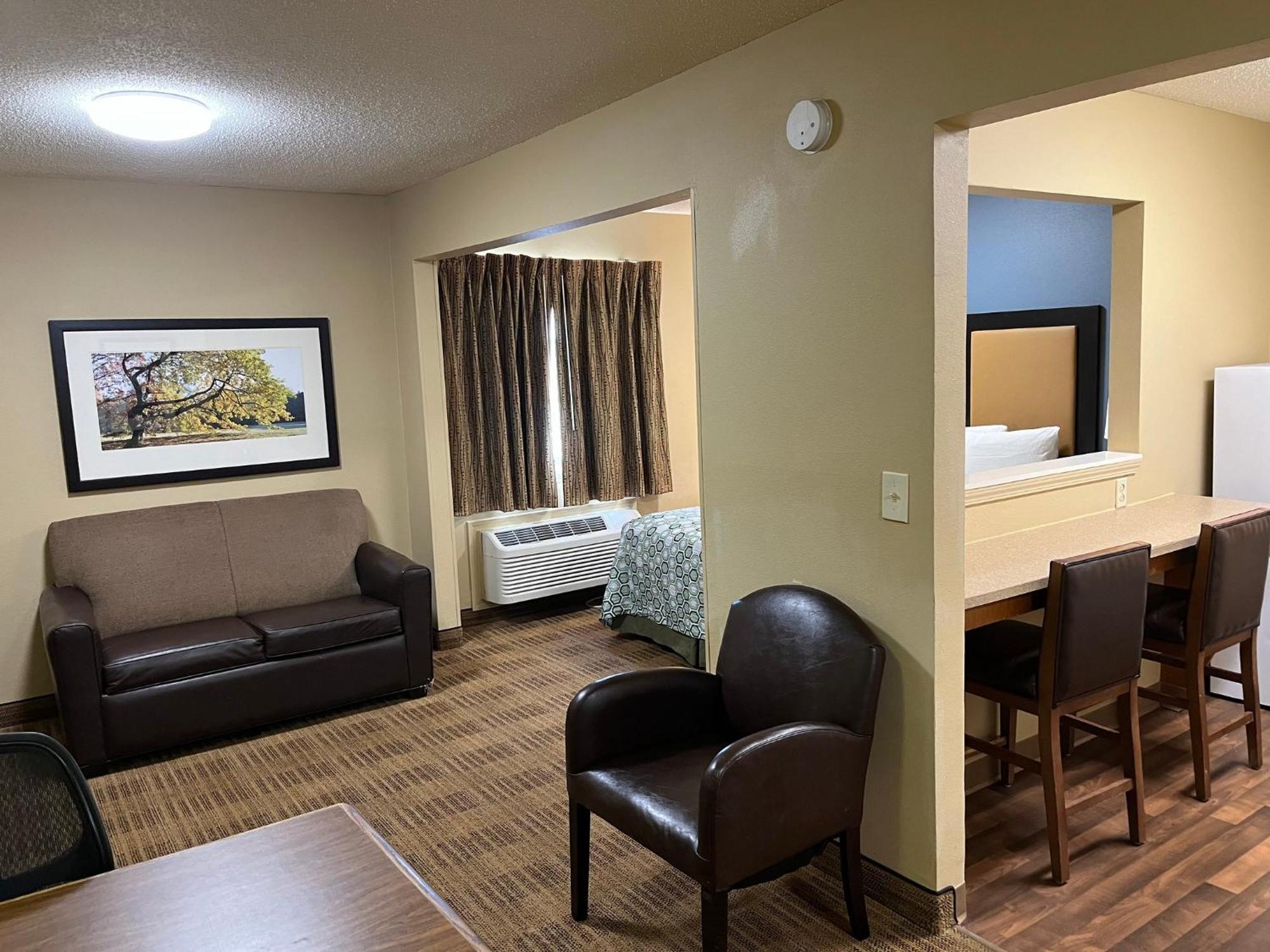 Hometowne Studios And Suites By Red Roof Greensboro Eksteriør bilde