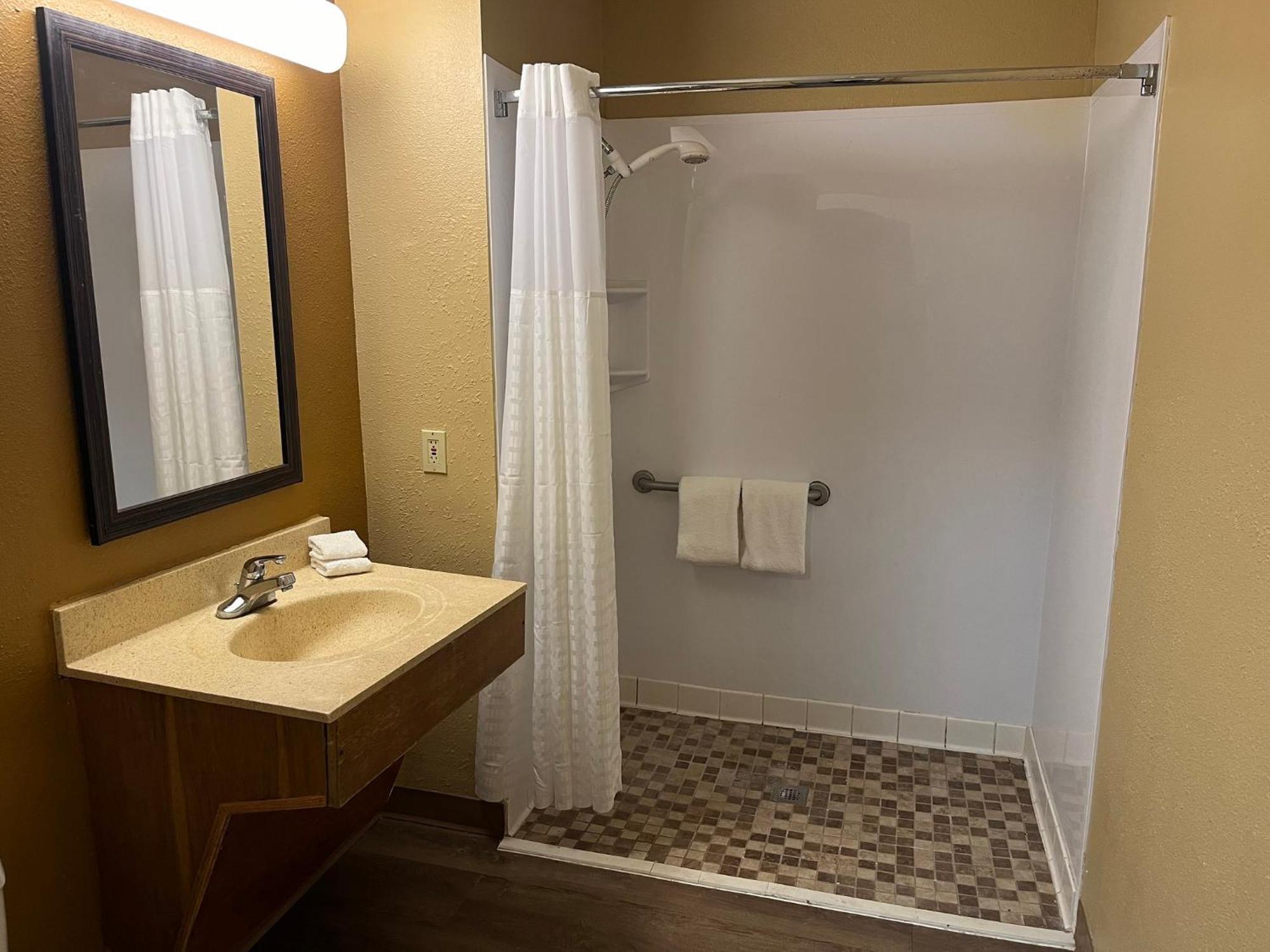 Hometowne Studios And Suites By Red Roof Greensboro Eksteriør bilde