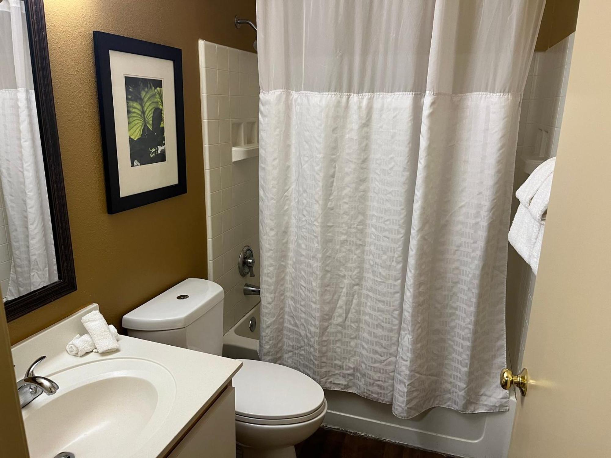 Hometowne Studios And Suites By Red Roof Greensboro Eksteriør bilde