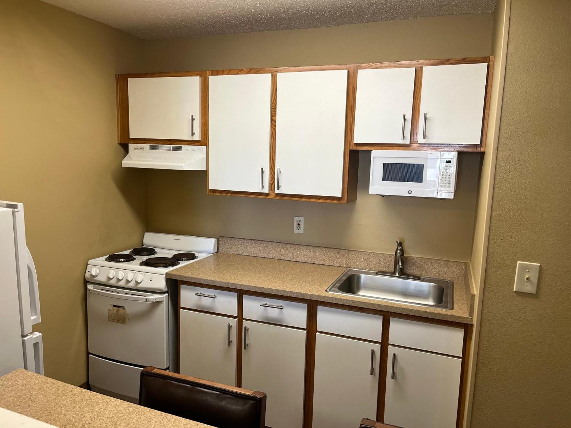 Hometowne Studios And Suites By Red Roof Greensboro Eksteriør bilde
