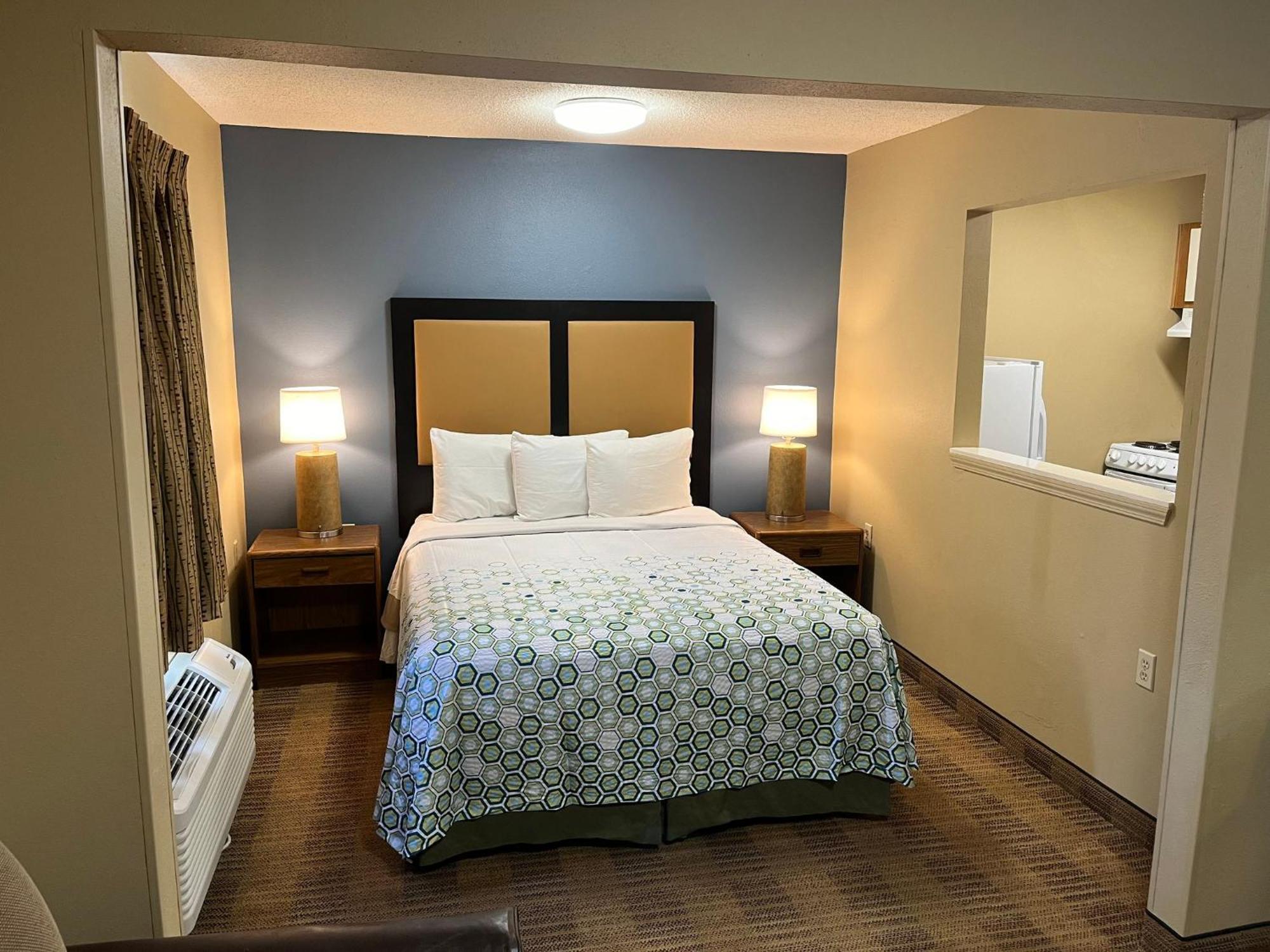 Hometowne Studios And Suites By Red Roof Greensboro Eksteriør bilde