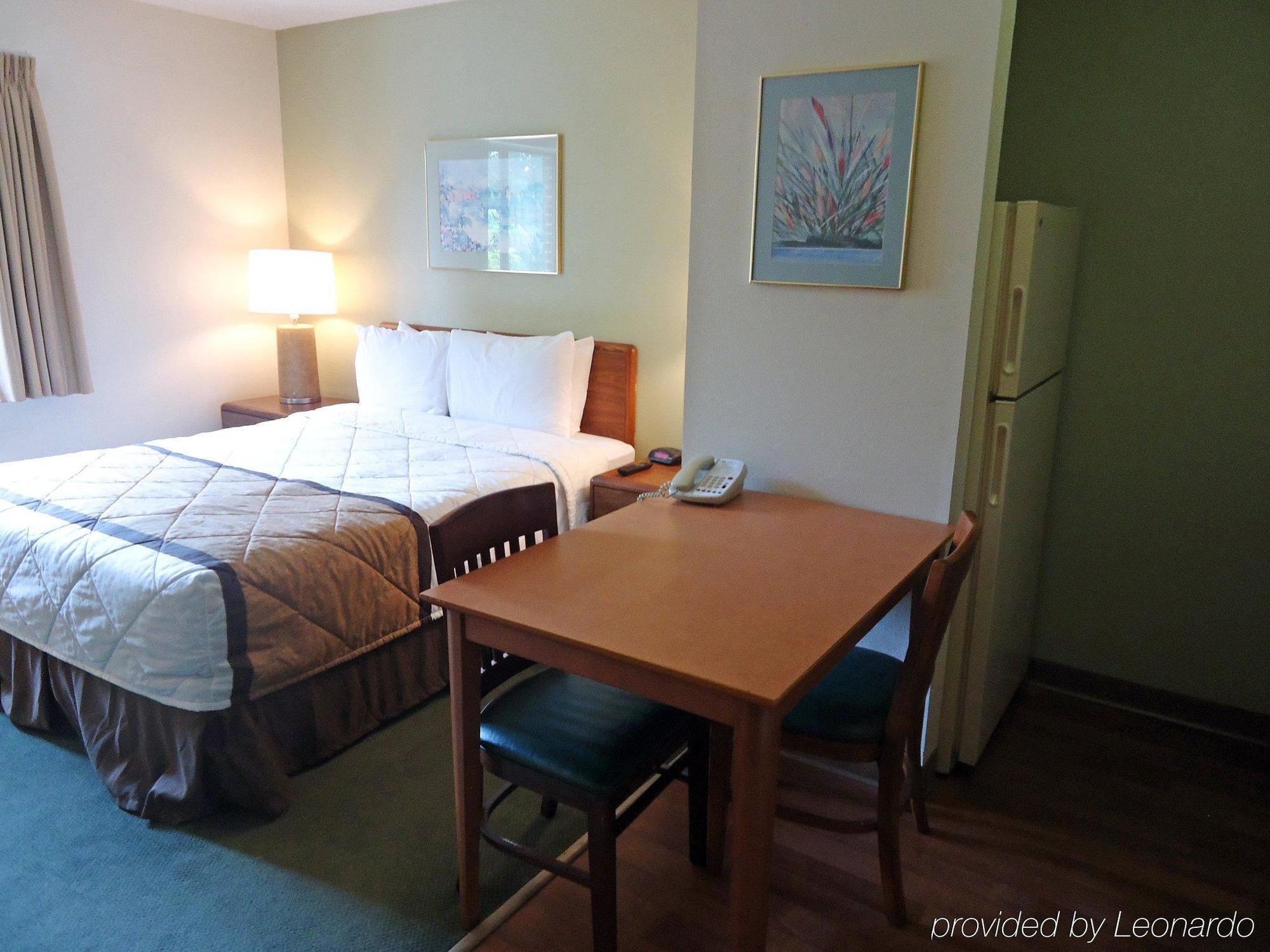 Hometowne Studios And Suites By Red Roof Greensboro Eksteriør bilde