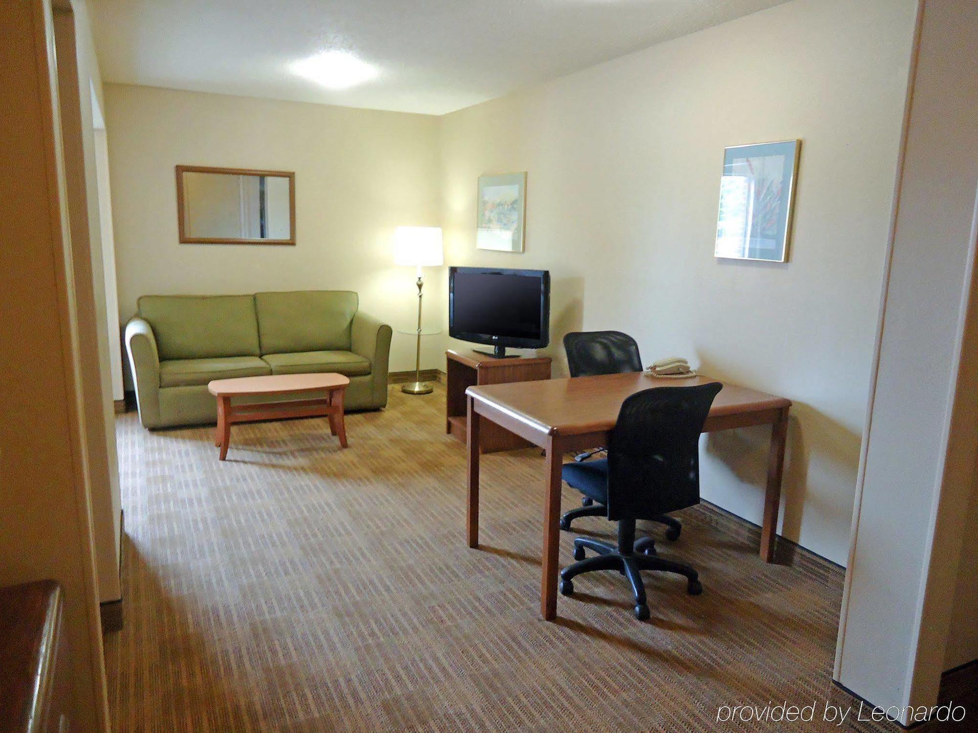 Hometowne Studios And Suites By Red Roof Greensboro Eksteriør bilde