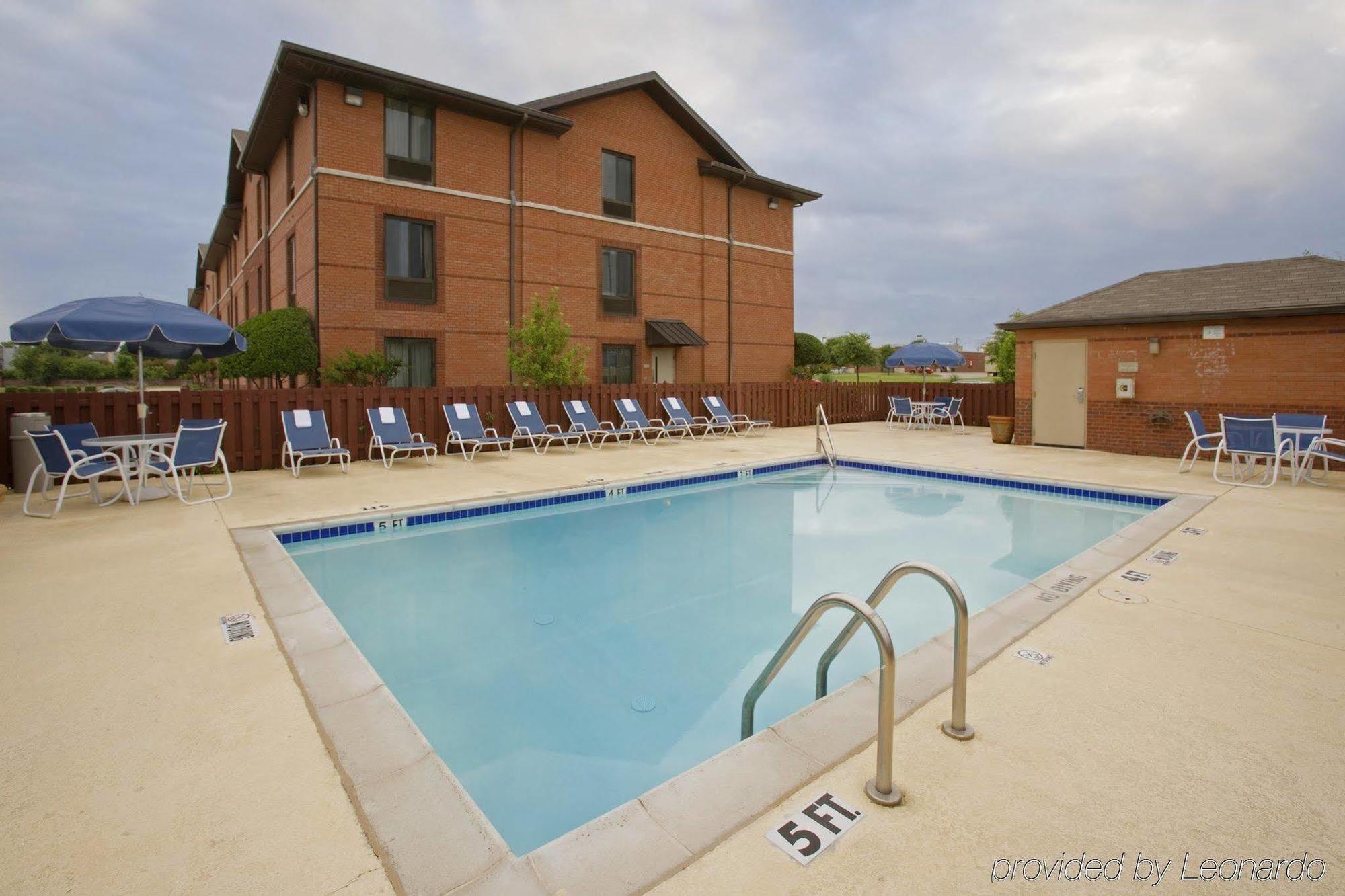 Hometowne Studios And Suites By Red Roof Greensboro Eksteriør bilde